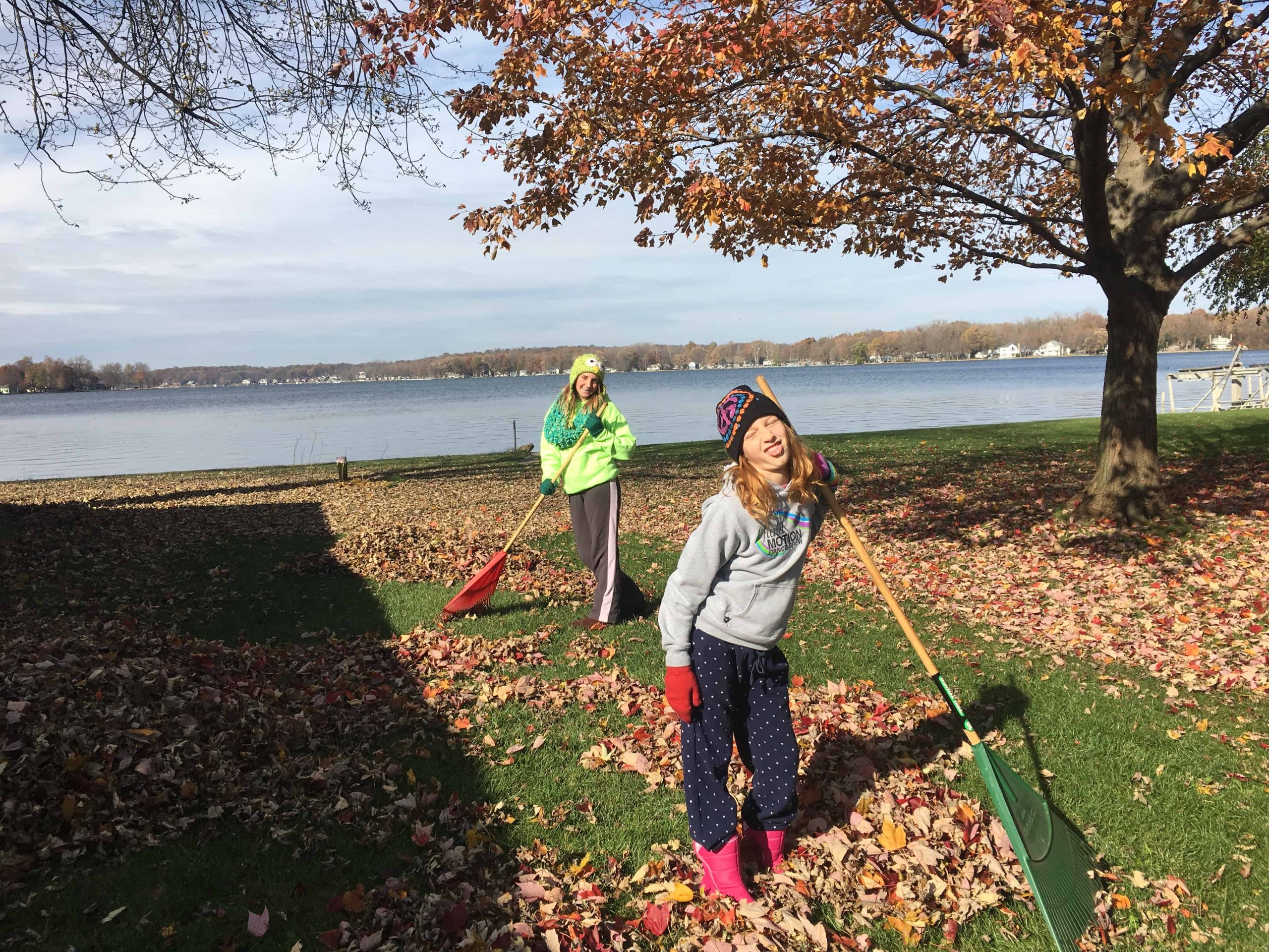 kids raking leaves